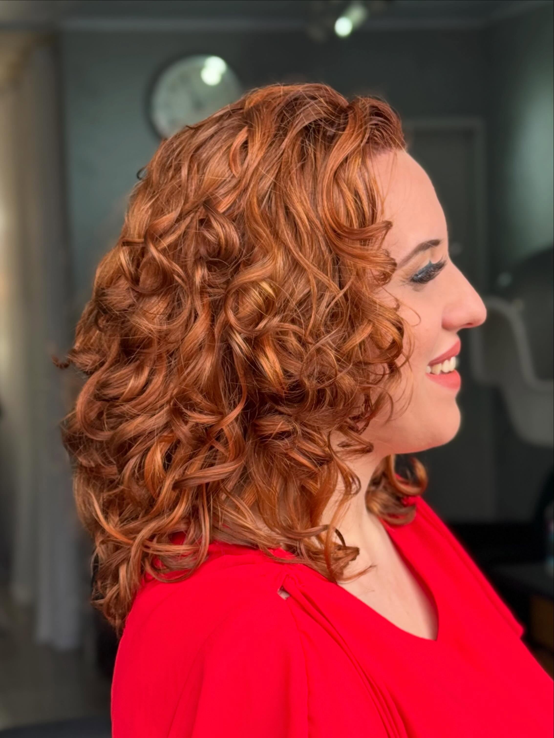 Cliente com cachos ruivos definidos