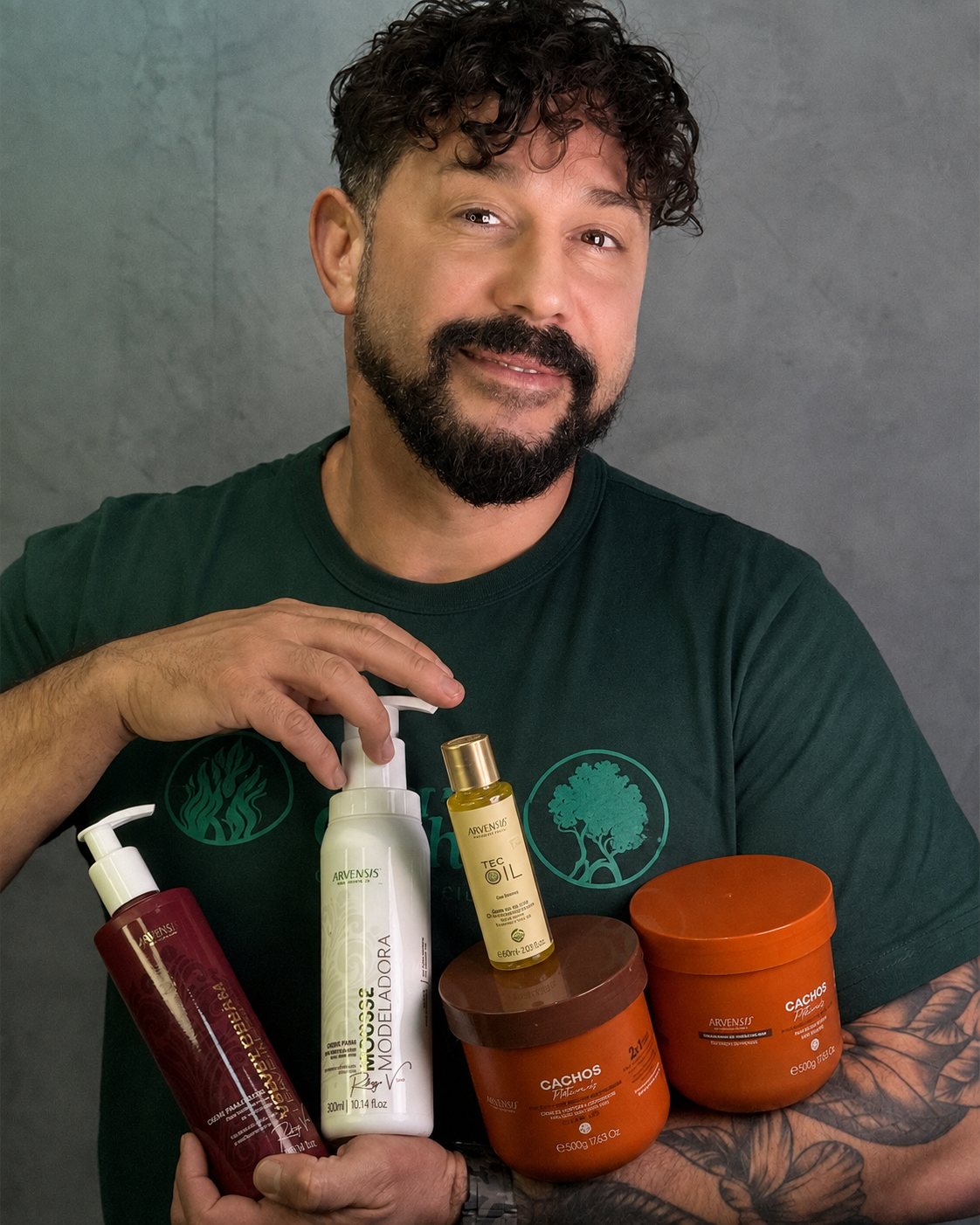 Fabio Ozelin com os produtos que utiliza nos cachos